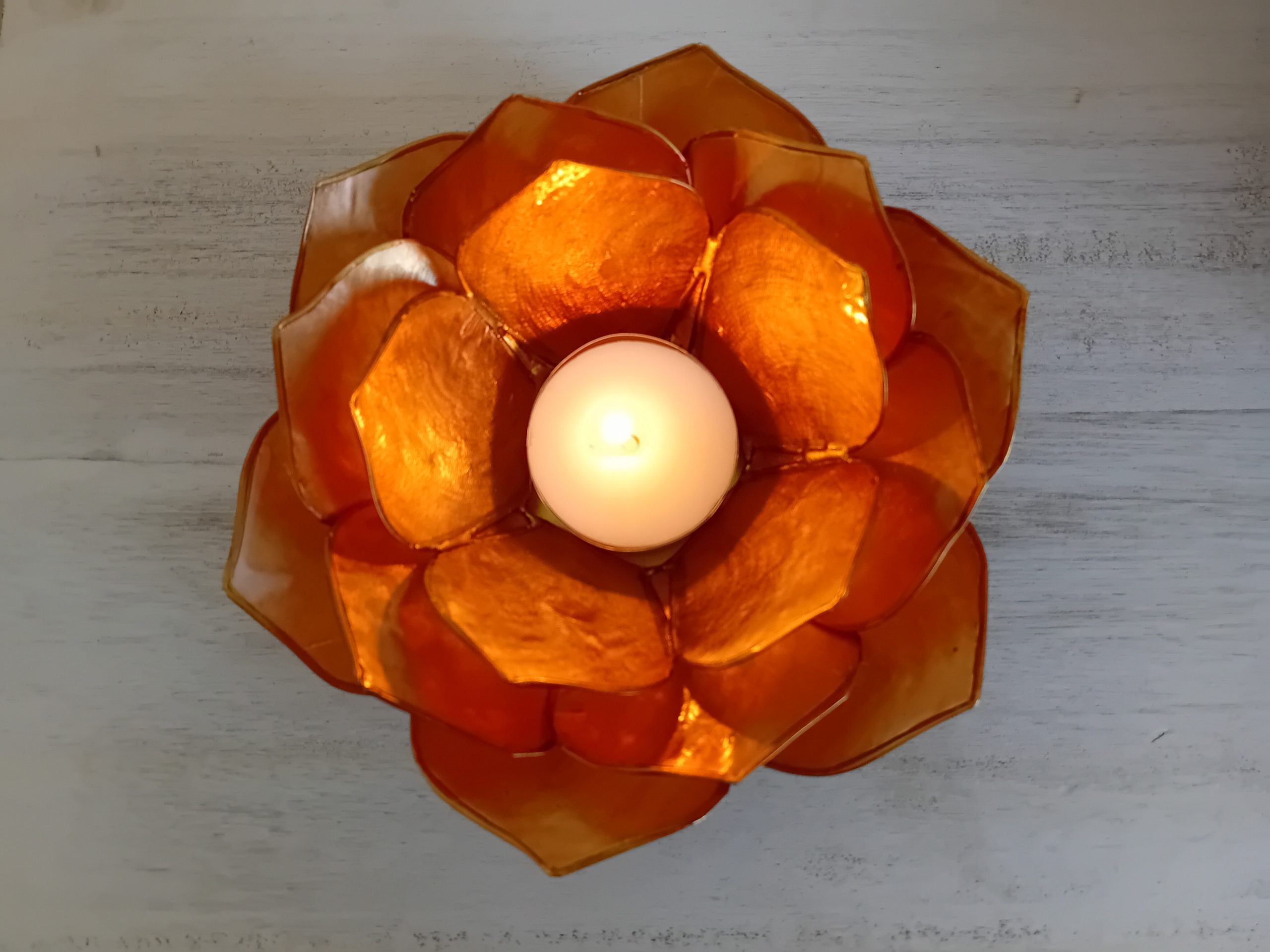 lotus avec une bougie